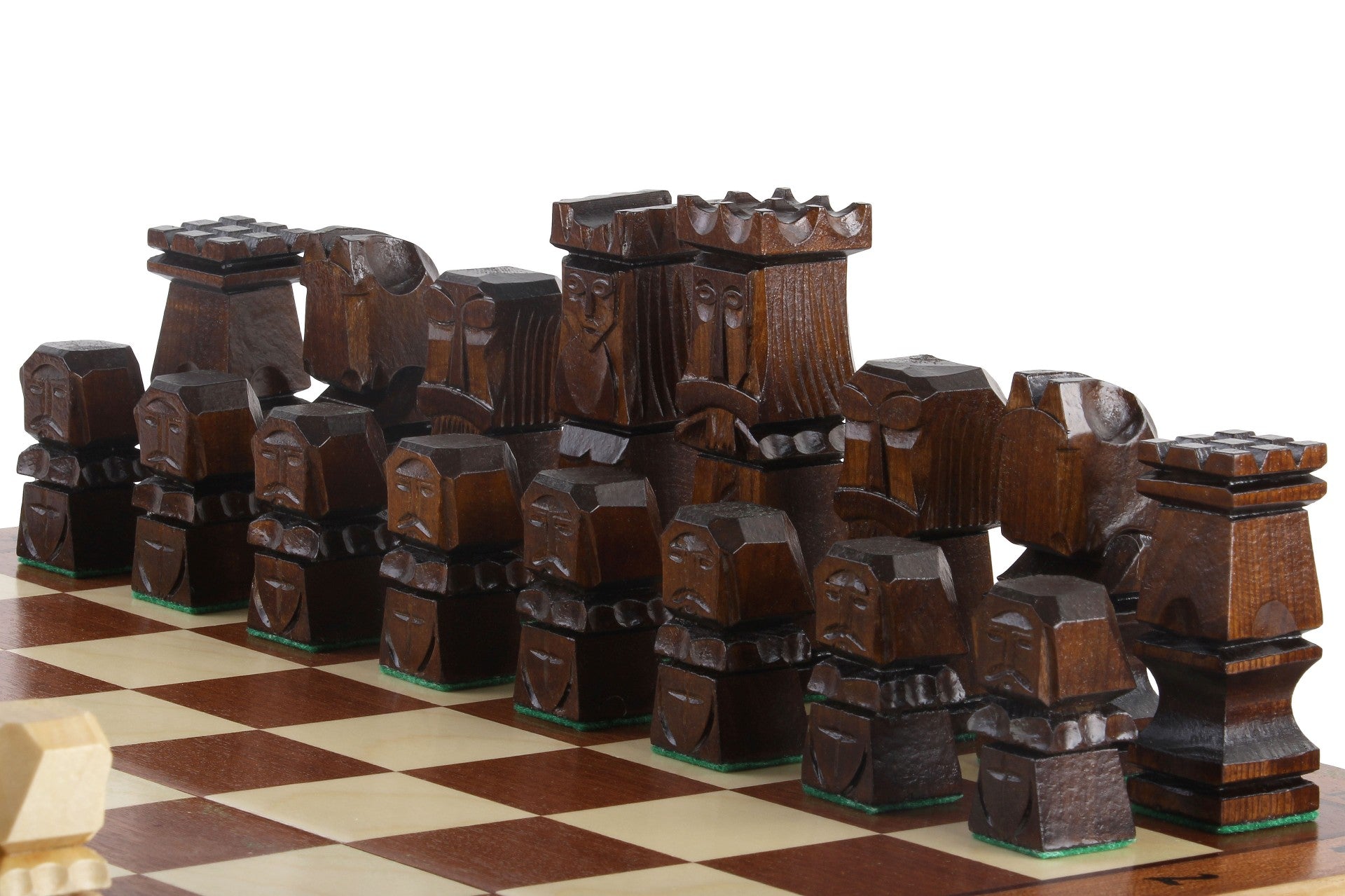 Jeu d'échecs ORAWA sculpté en bois avec l'échiquier en marqueterie de bois d'acajou et sycomore (49 x 49cm) - Jeu d'échecs ORAWA sculpté en bois avec l'échiquier en marqueterie de bois d'acajou et sycomore (49 x 49cm)