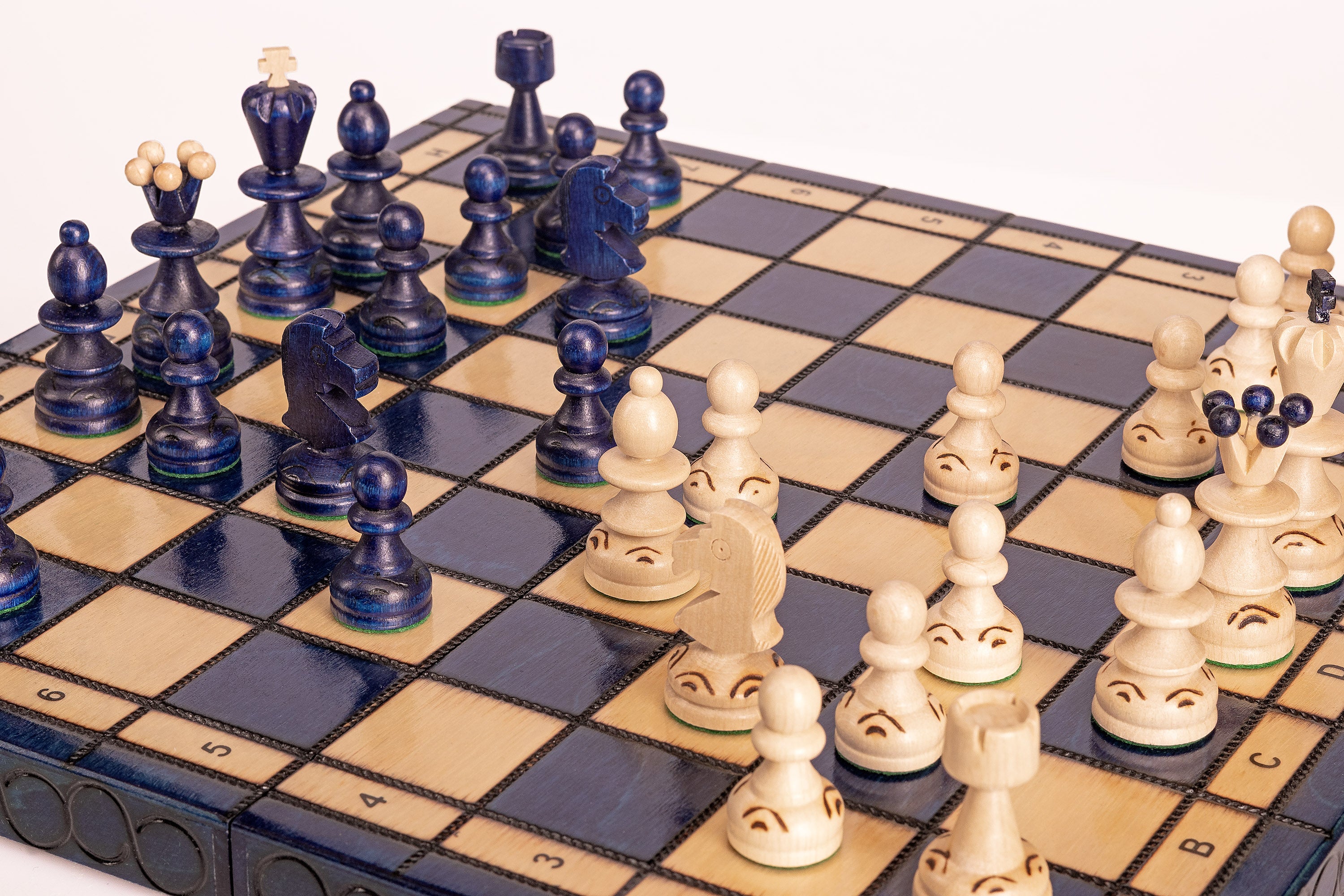 Jeu d'échecs PEARL Blue en bois de hêtre, de taille moyenne (36 x 36cm) - Ensemble Complet couleur bleue - Jeu d'échecs PEARL Blue en bois de hêtre, de taille moyenne (36 x 36cm) - Ensemble Complet couleur bleue