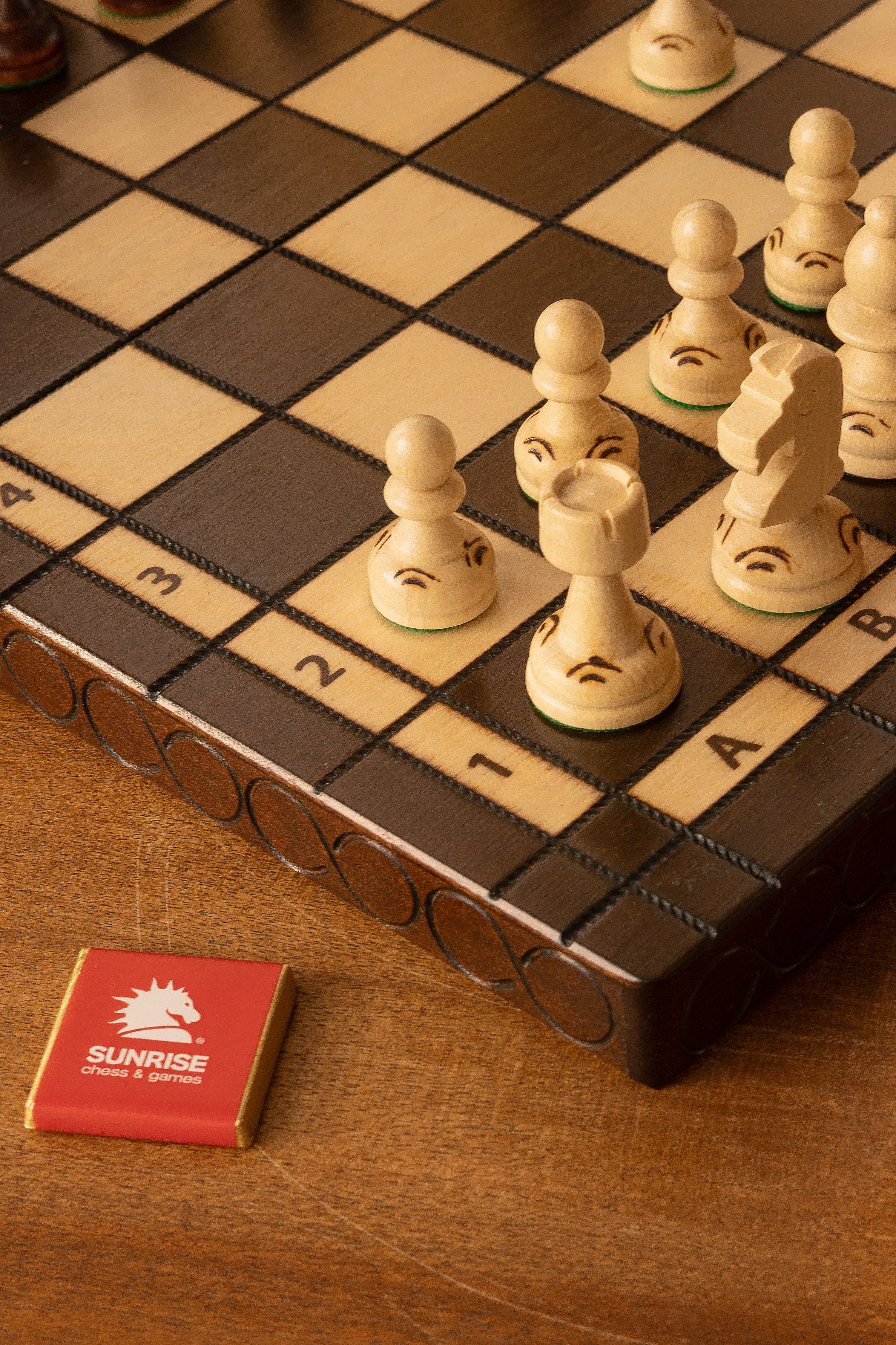 Jeu d'échecs PERLE Marron en bois de hêtre, de taille moyenne (36 x 36cm) - Ensemble Complet - Jeu d'échecs PERLE Marron en bois de hêtre, de taille moyenne (36 x 36cm) - Ensemble Complet