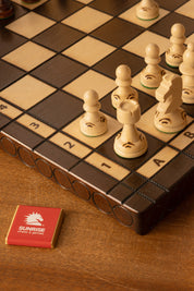 Jeu d'échecs PERLE Marron en bois de hêtre, de taille moyenne (36 x 36cm) - Ensemble Complet