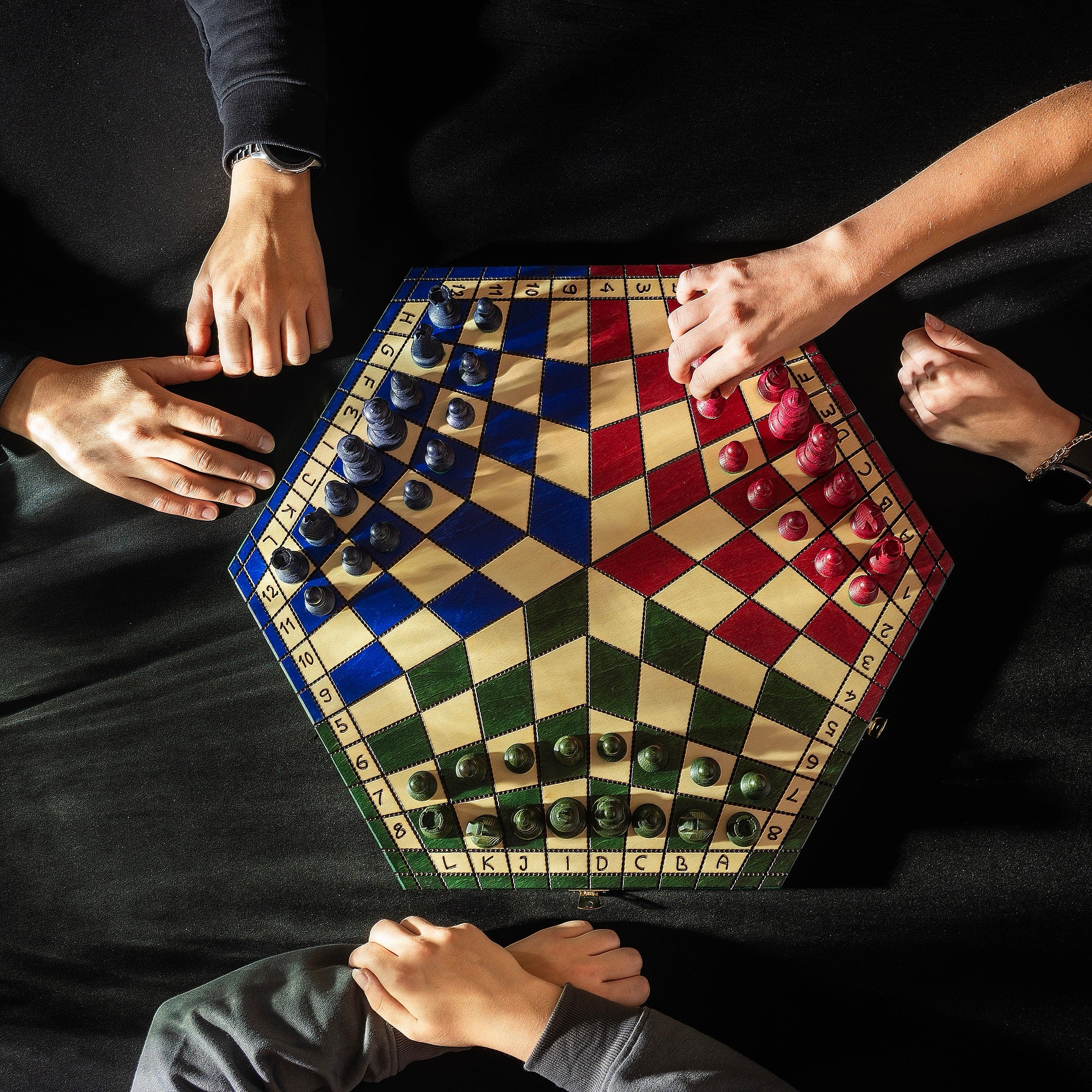 Jeu d'échecs en bois YALTA 3 Joueurs de grande taille (54 x 47 cm) - jeu tricolore - Jeu d'échecs en bois YALTA 3 Joueurs de grande taille (54 x 47 cm) - jeu tricolore