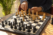 Échiquier en marqueterie de bois de sycomore teinté noir et naturel  + Pièces d'échecs French Ebonized - Ensemble de taille 6