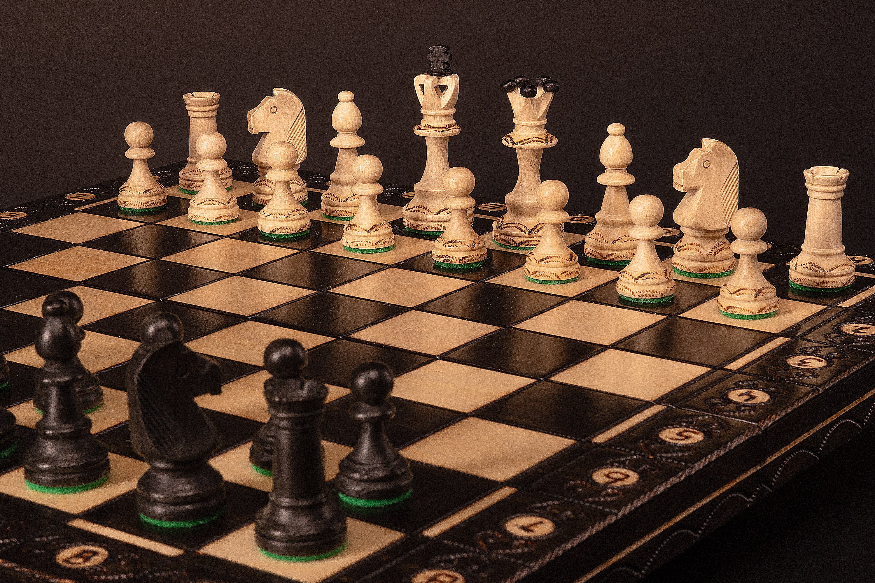 Jeu d'échecs en bois SENATOR 42 × 42 cm — pièces sculptées, noires (roi 80 mm, notation, pliable) - Jeu d'échecs en bois SENATOR 42 × 42 cm — pièces sculptées, noires (roi 80 mm, notation, pliable)