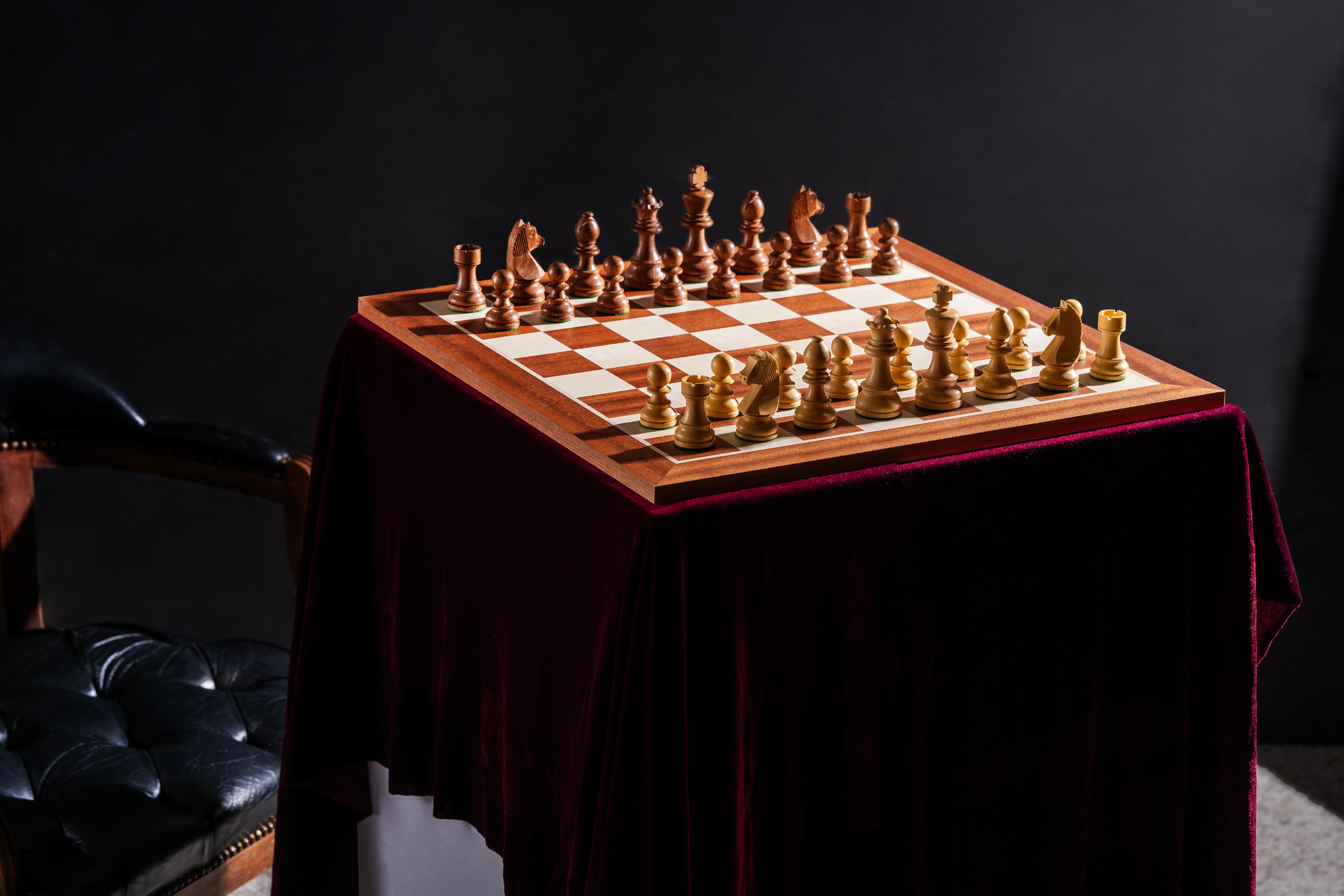 Échiquier avec coordonnées en marqueterie de bois de padouk et sycomore  + Pièces d'échecs Timeless Acacia - Ensemble de taille 5 - Échiquier avec coordonnées en marqueterie de bois de padouk et sycomore  + Pièces d'échecs Timeless Acacia - Ensemble de taille 5