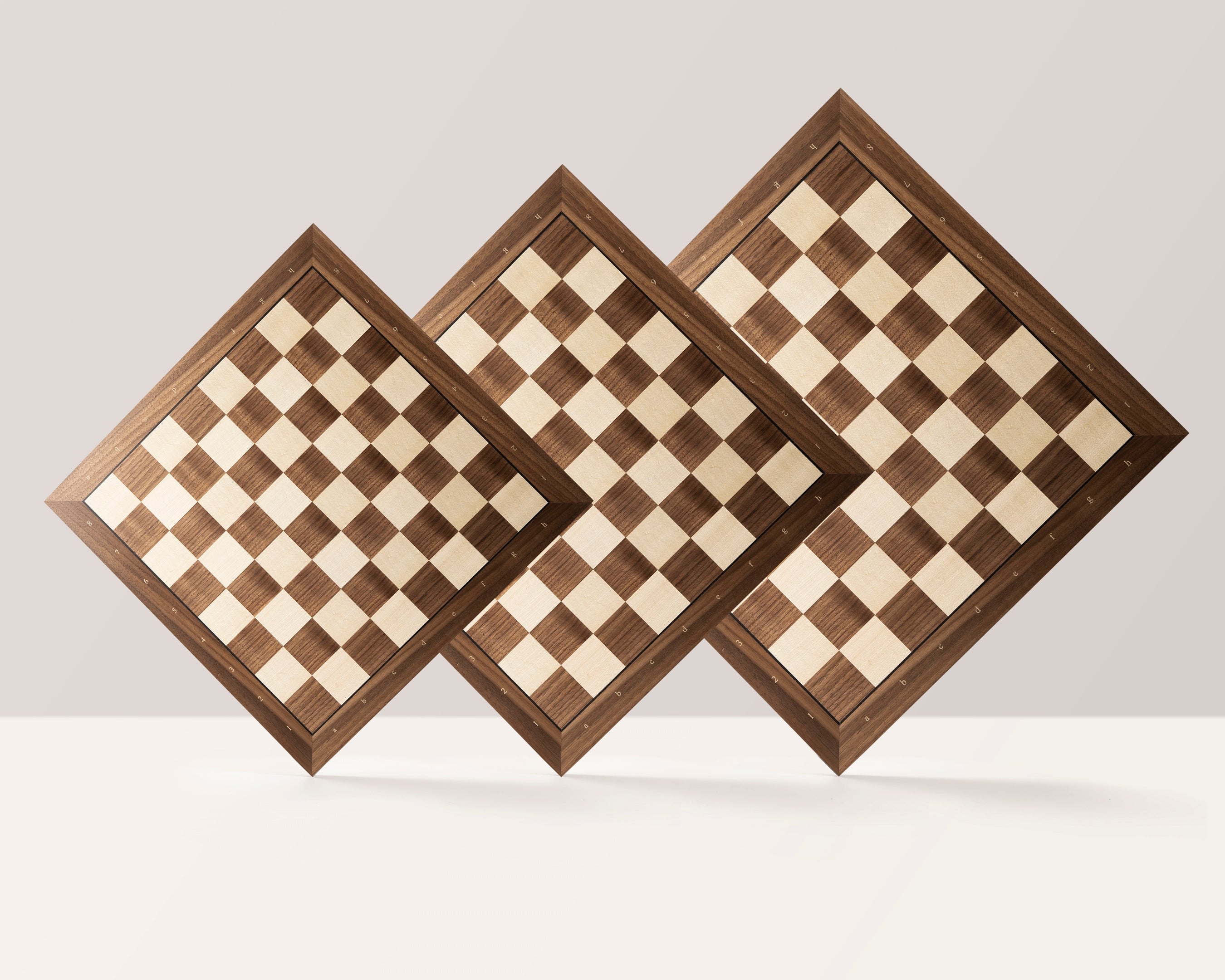 Echiquier avec coordonnées en marqueterie de bois de noyer et Sycomore - échiquier luxe de Taille 5+/6 avec une bande noire séparant les cases et les bords - Echiquier avec coordonnées en marqueterie de bois de noyer et Sycomore - échiquier luxe de Taille 5+/6 avec une bande noire séparant les cases et les bords