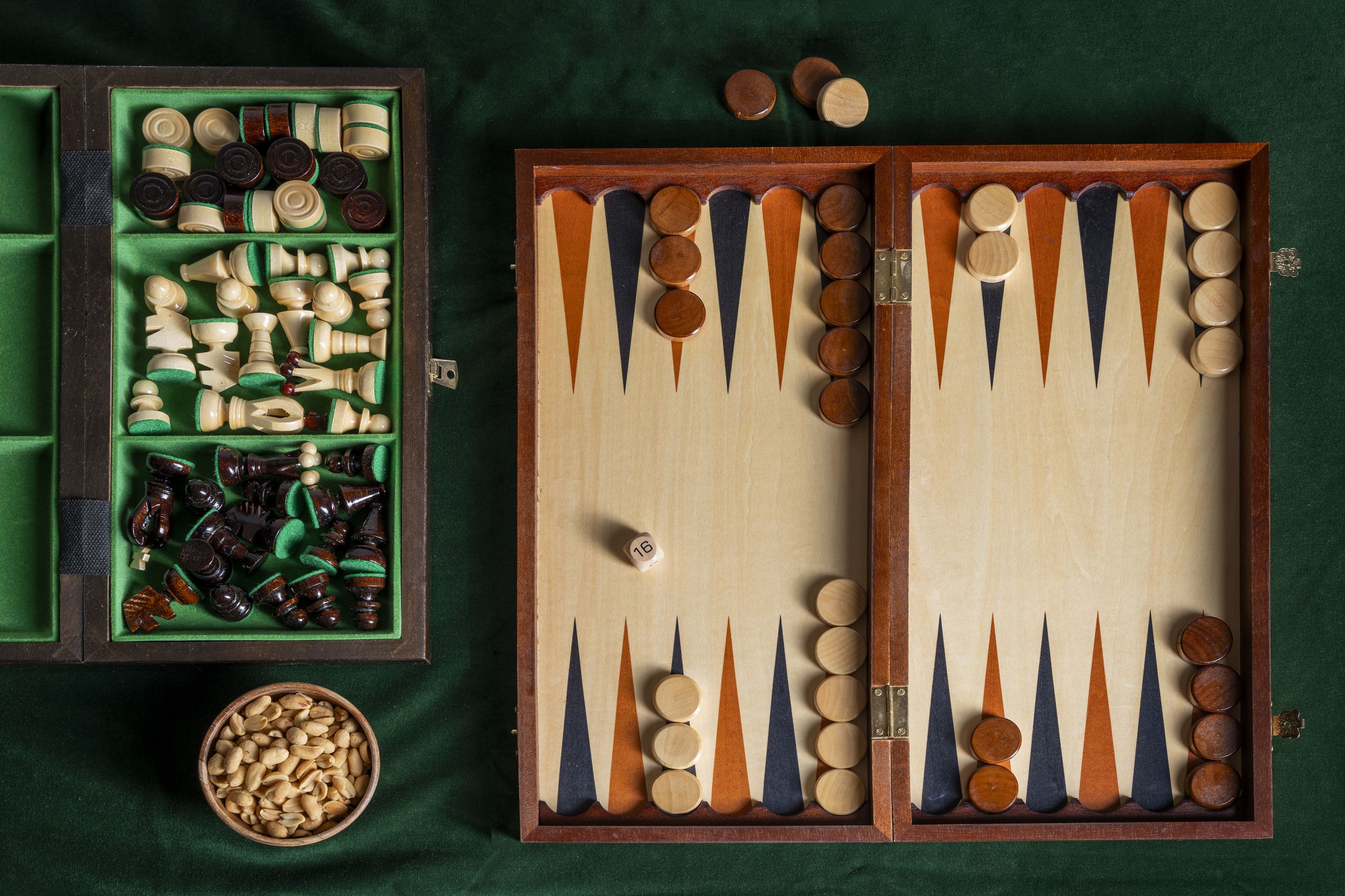 Jeu de Backgammon en bois teinté - de grande taille (48x28cm) - L'ensemble complet - Jeu de Backgammon en bois teinté - de grande taille (48x28cm) - L'ensemble complet