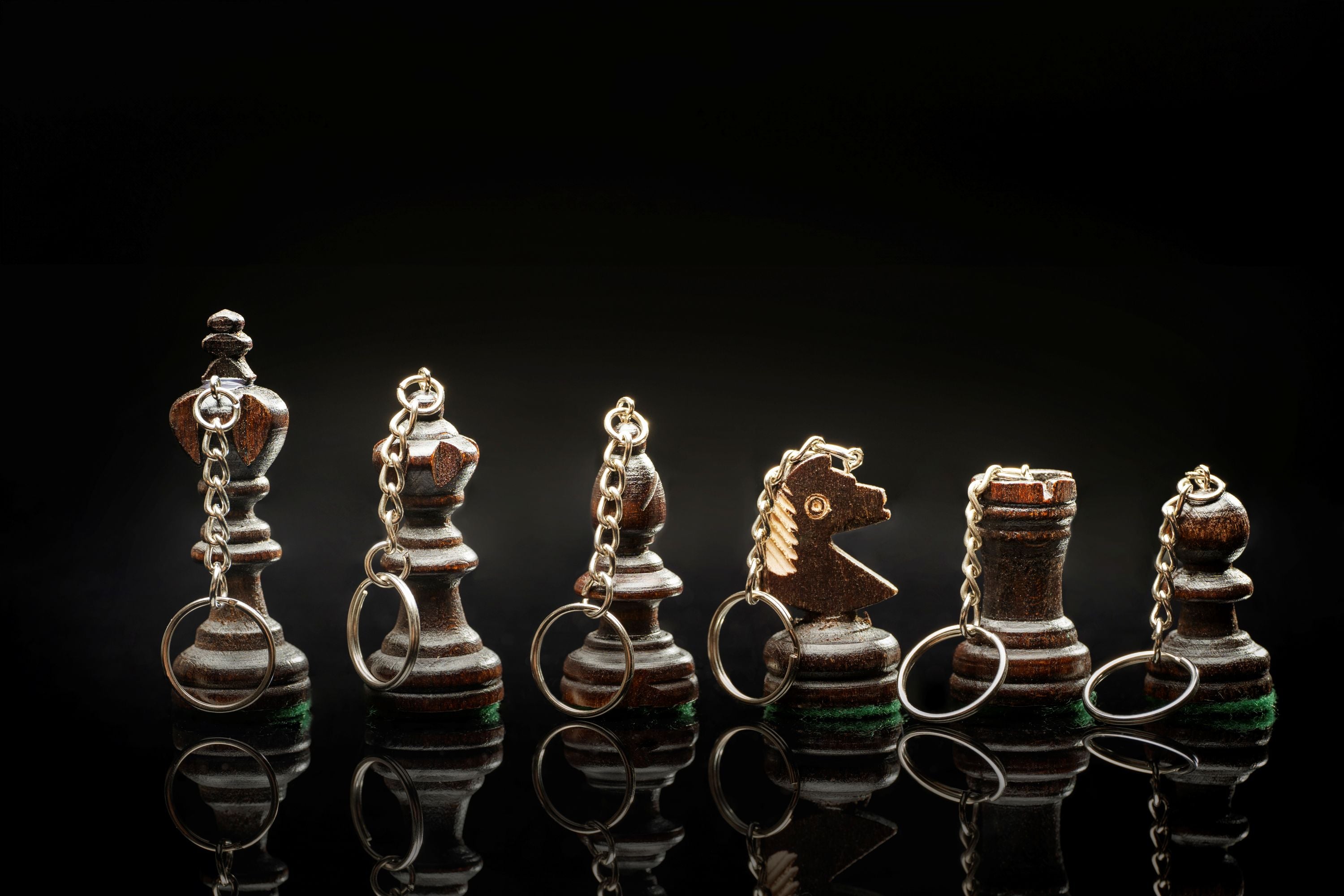 Porte clé - Fou noir / Pièce d'échecs en bois teinté en noir - Porte clé - Fou noir / Pièce d'échecs en bois teinté en noir