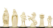 Pièces d'échecs en plastique de style Viking, de couleur crème et noire de taille 6 dans un poly-sac (roi 98 mm)