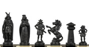 Pièces d'échecs en plastique de style Viking, de couleur crème et noire de taille 6 dans un poly-sac (roi 98 mm)