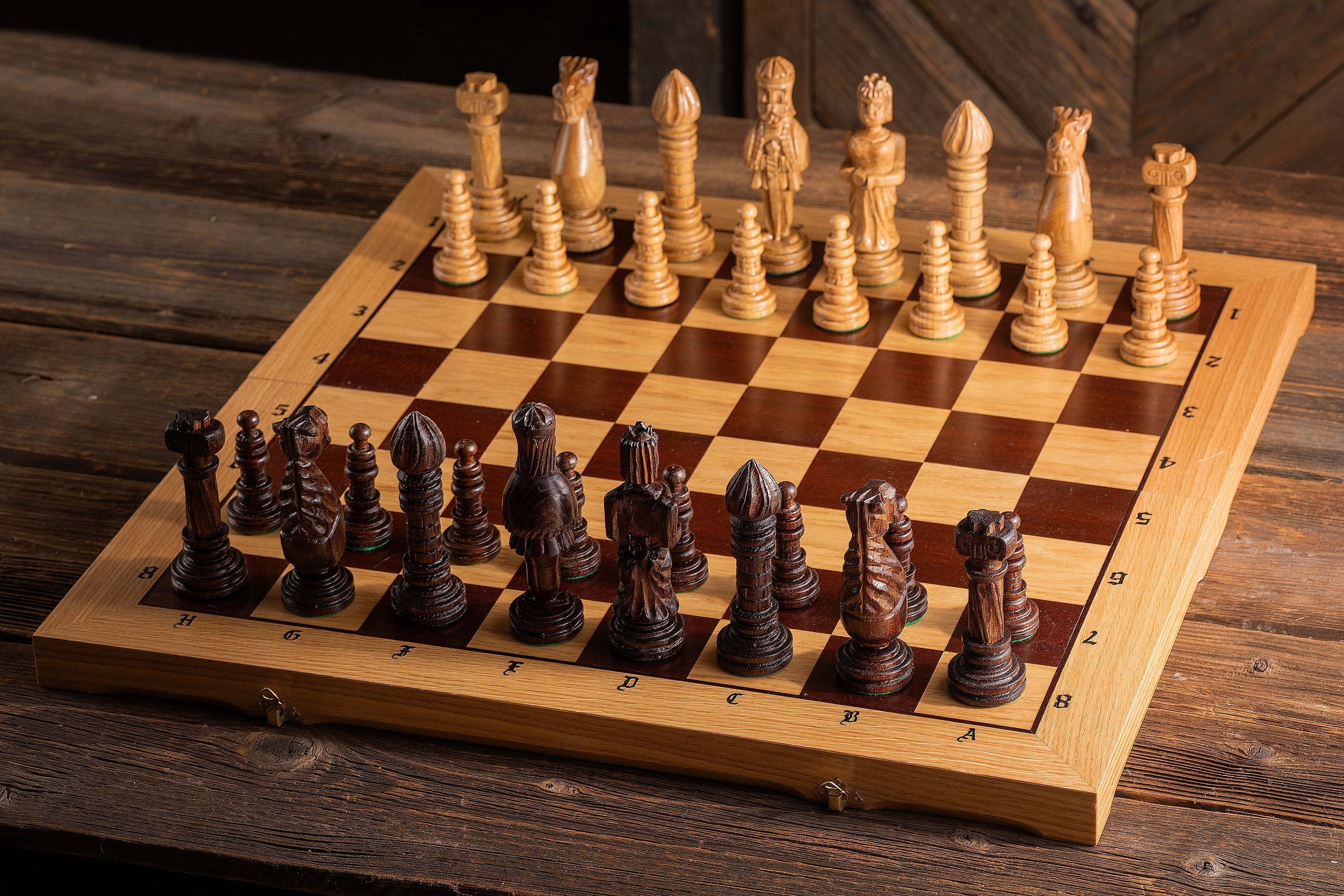Jeu d'échecs de CHÊNE sculpté de grande taille (65 x 65 cm) - Jeu d'échecs de CHÊNE sculpté de grande taille (65 x 65 cm)