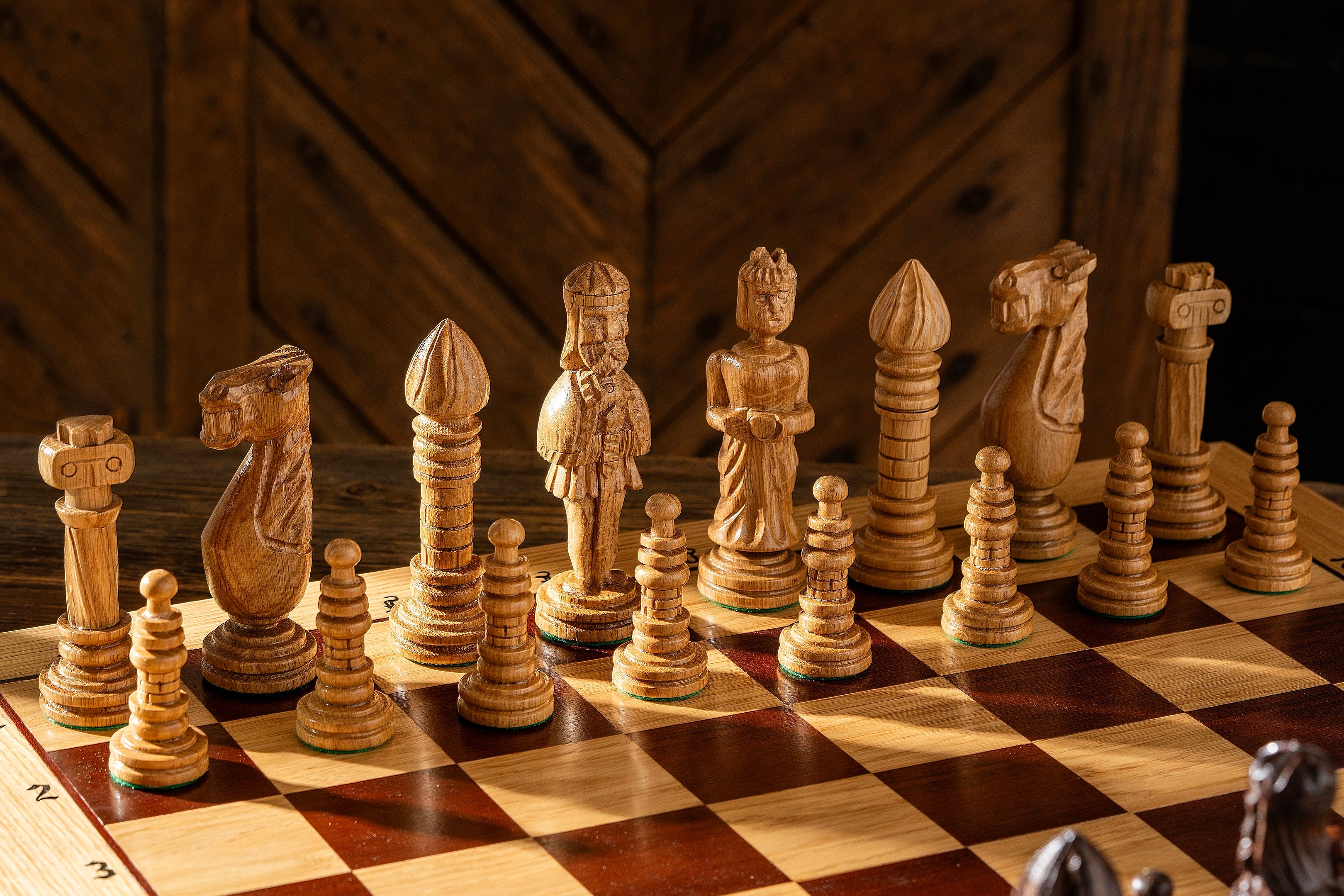 Jeu d'échecs de CHÊNE sculpté de grande taille (65 x 65 cm) - Jeu d'échecs de CHÊNE sculpté de grande taille (65 x 65 cm)