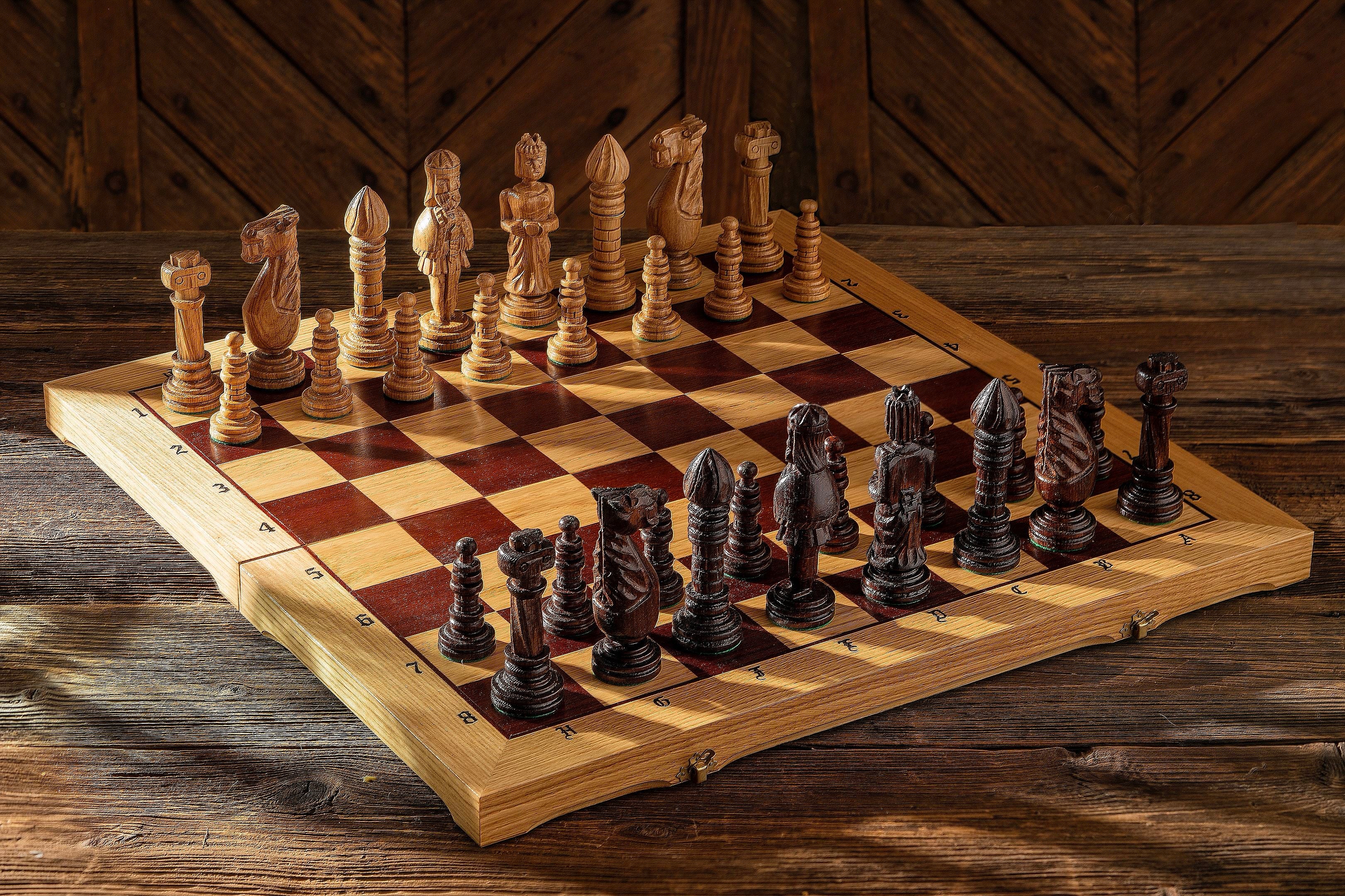Jeu d'échecs de CHÊNE sculpté de grande taille (65 x 65 cm) - Jeu d'échecs de CHÊNE sculpté de grande taille (65 x 65 cm)