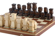 Jeu d'échecs ORAWA sculpté en bois avec l'échiquier en marqueterie de bois d'acajou et sycomore (49 x 49cm)