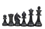 Les pièces d'échecs en plastique crème et noires de taille 6 dans un poly-sac (roi 96 mm)