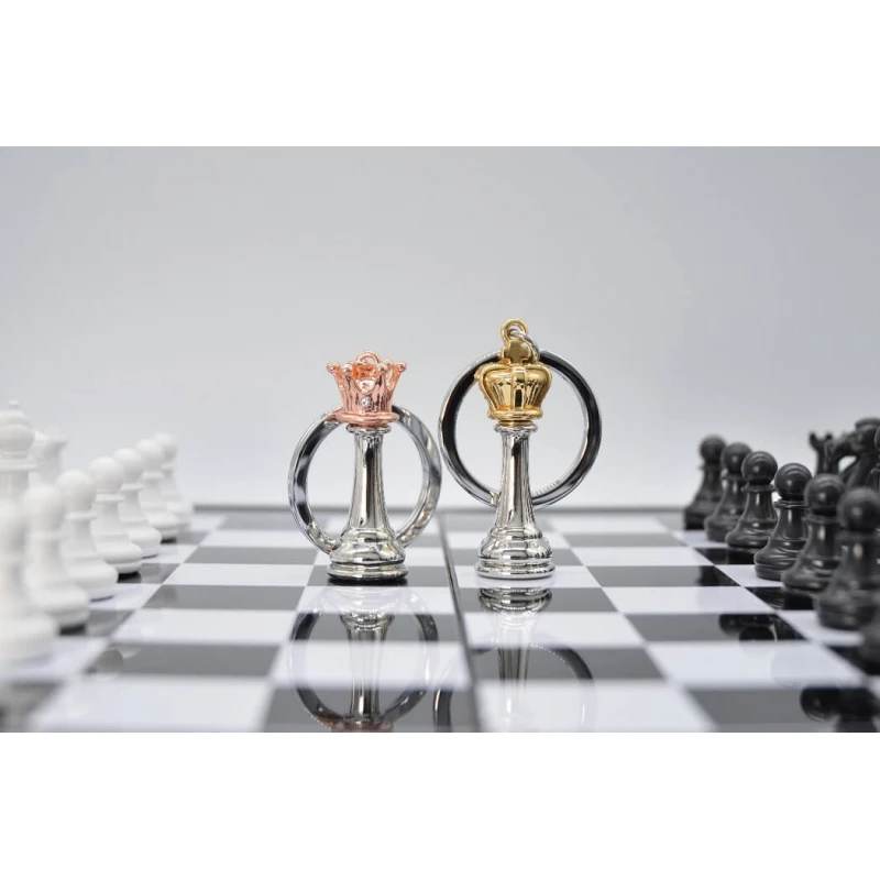 Porte clé - Dame Pièce échecs argentée et dorée - Porte clé - Dame Pièce échecs argentée et dorée