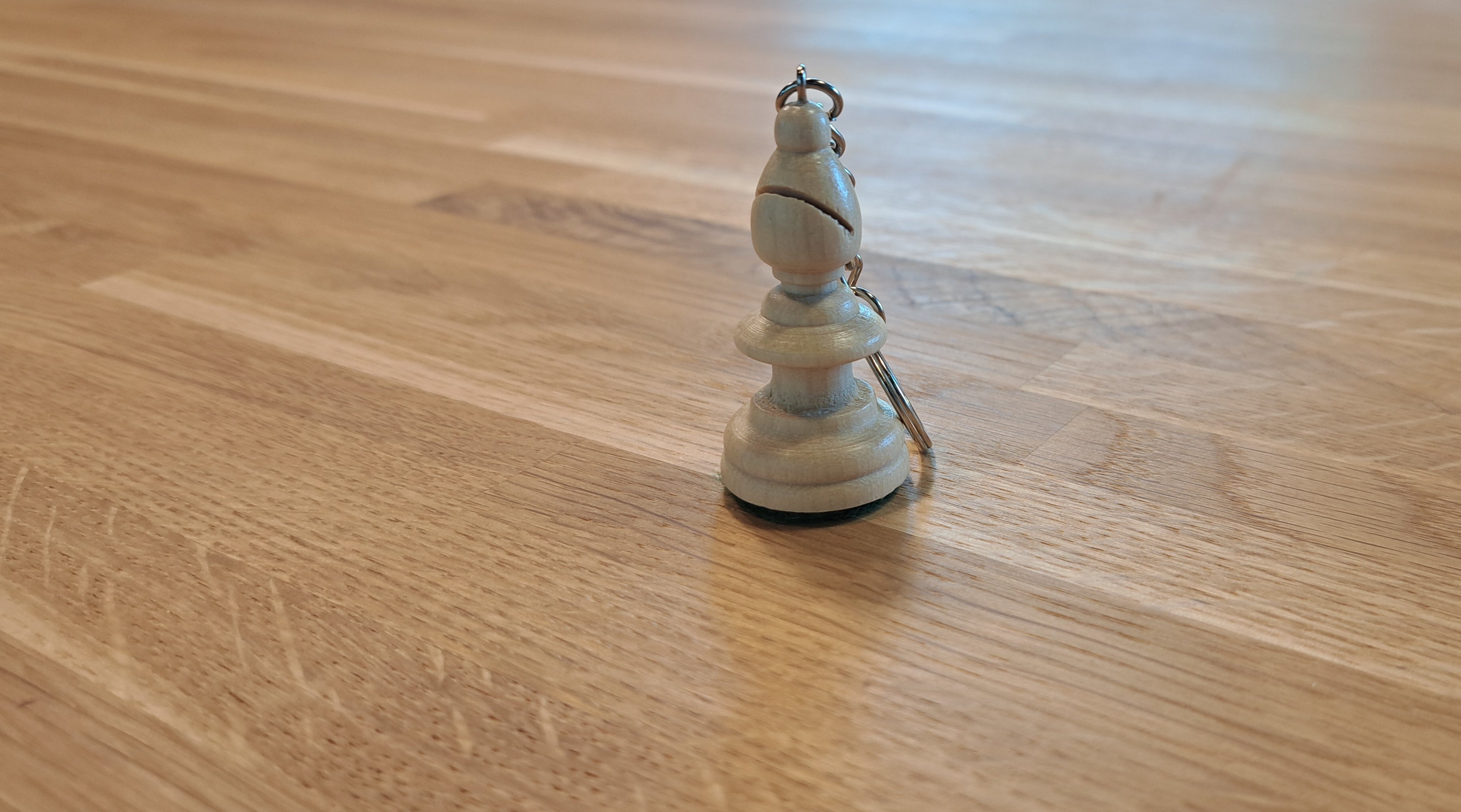Porte clé - Fou blanc / Pièce d'échecs en bois naturel - Porte clé - Fou blanc / Pièce d'échecs en bois naturel