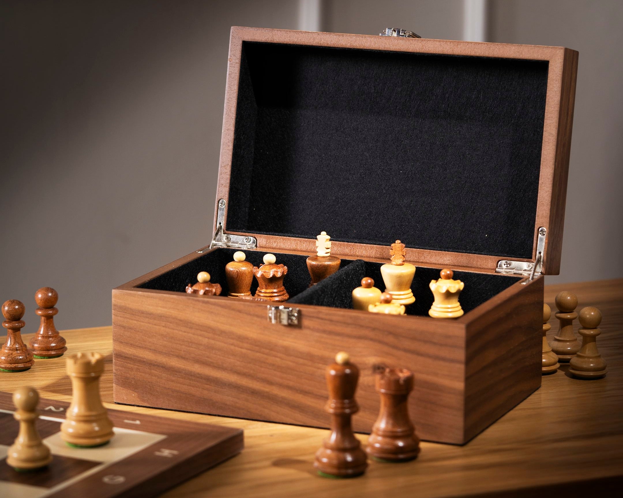 kuferek-na-figury-24x15x8-5cm-chw29bwalnut.jpg