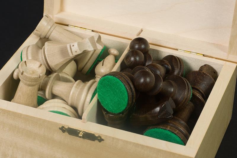 Les pièces d'échecs en bois STAUNTON de taille 4 avec la boîte de rangement en bois clair - Les pièces d'échecs en bois STAUNTON de taille 4 avec la boîte de rangement en bois clair
