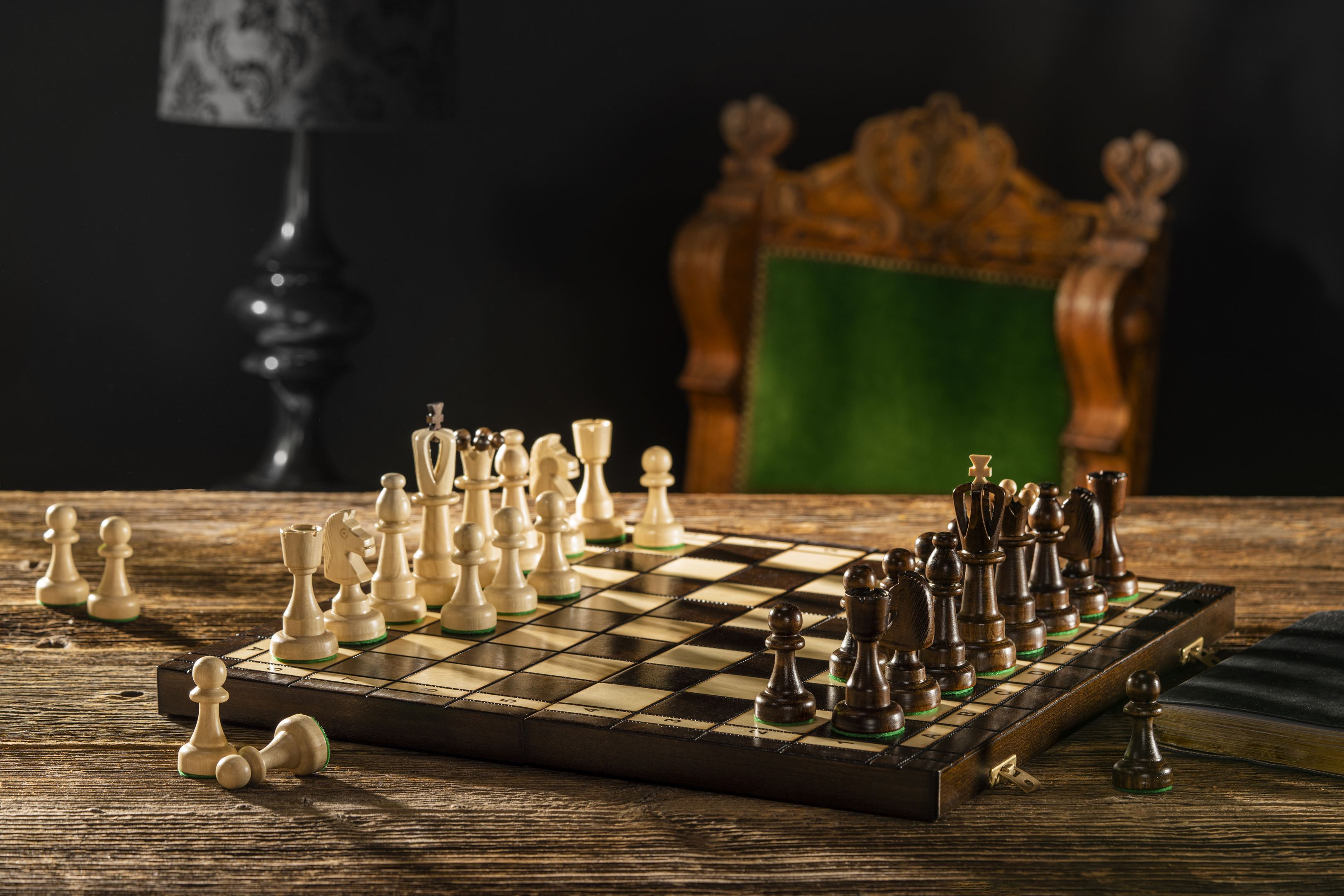 Jeu d'échecs d'AS Marron en bois de charme, de taille moyenne (41 x 41cm) - Ensemble Complet - Jeu d'échecs d'AS Marron en bois de charme, de taille moyenne (41 x 41cm) - Ensemble Complet