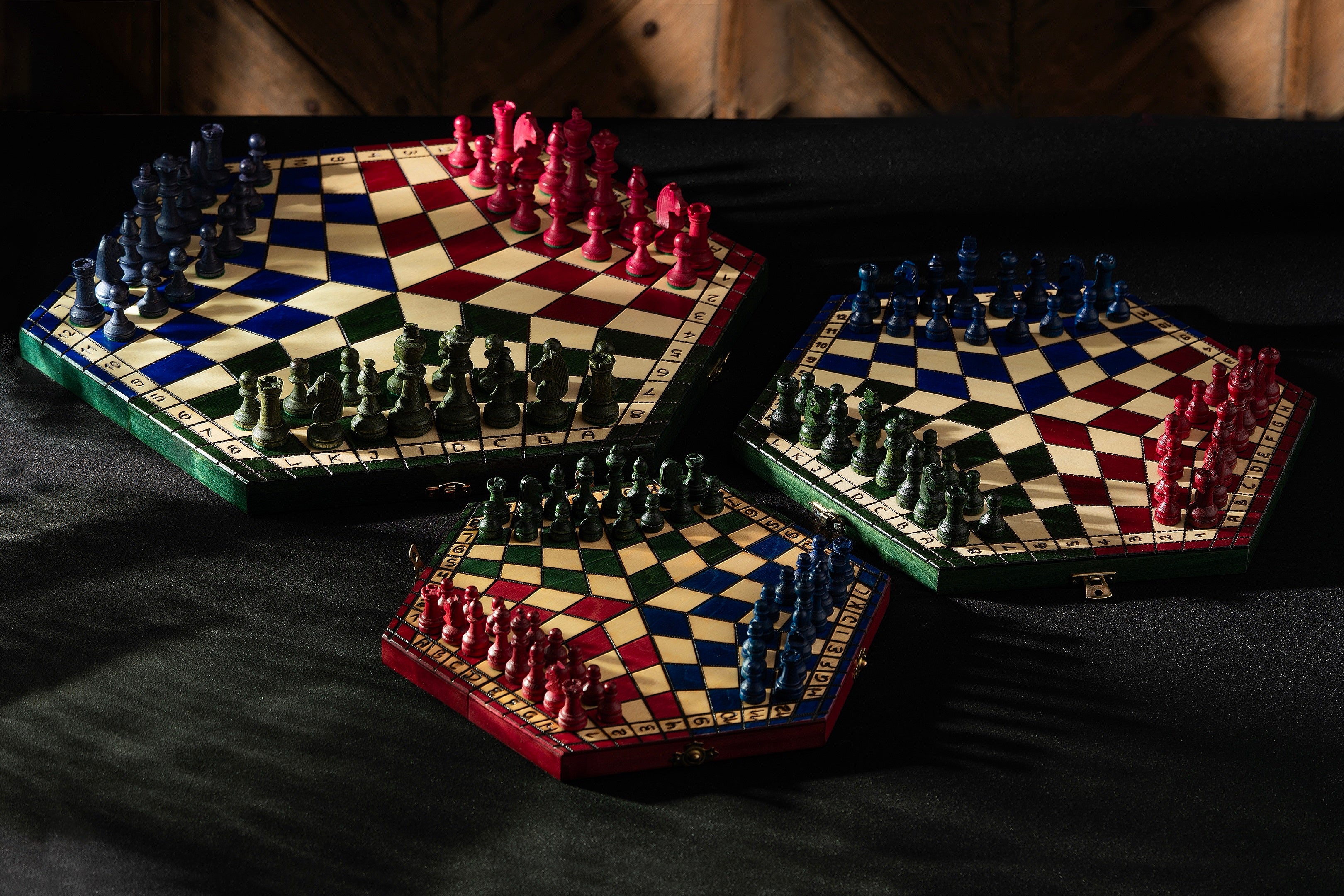 szachy-dla-trojki-graczy-32x28cm-trojkolorowe-ch164a.jpg