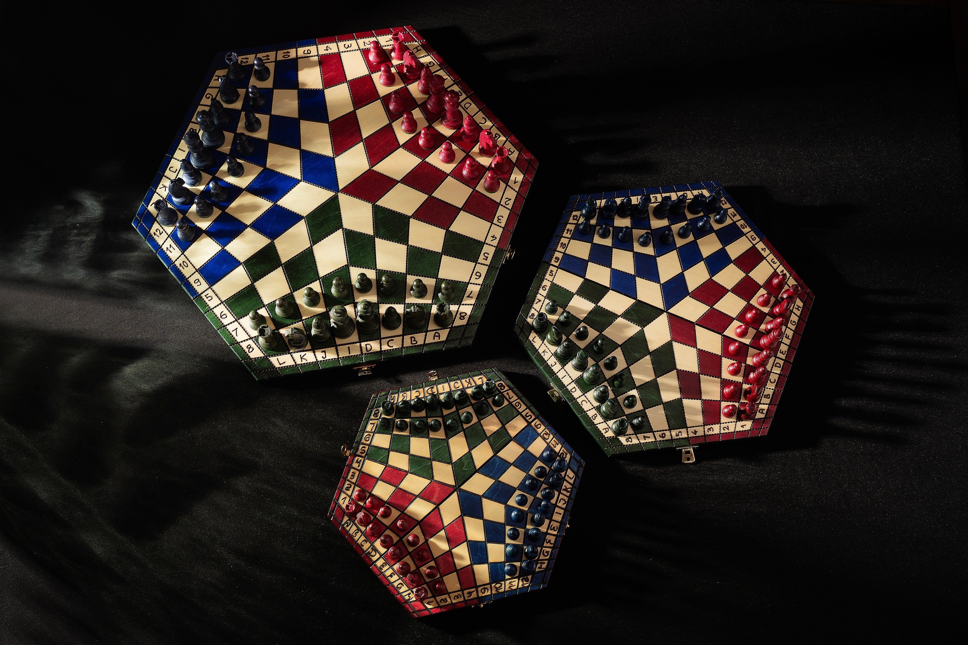 Jeu d'échecs en bois YALTA 3 Joueurs de taille moyenne (35 x 20cm) - jeu tricolore - Jeu d'échecs en bois YALTA 3 Joueurs de taille moyenne (35 x 20cm) - jeu tricolore