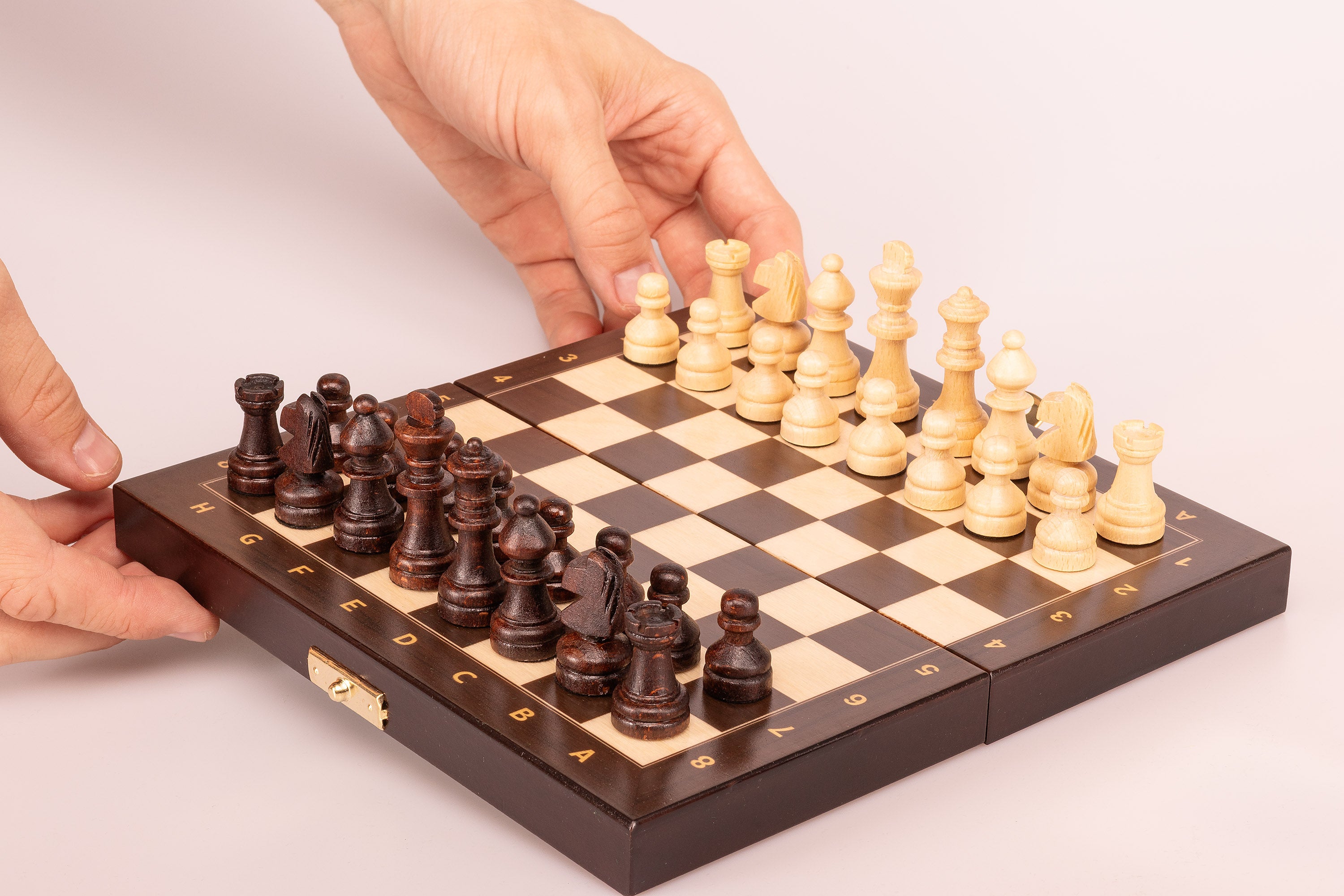 Jeu d'échecs MAGNETIQUE MINI en bois de charme, pliant, de petite taille (20 x 20cm) - Ensemble Complet - Jeu d'échecs MAGNETIQUE MINI en bois de charme, pliant, de petite taille (20 x 20cm) - Ensemble Complet