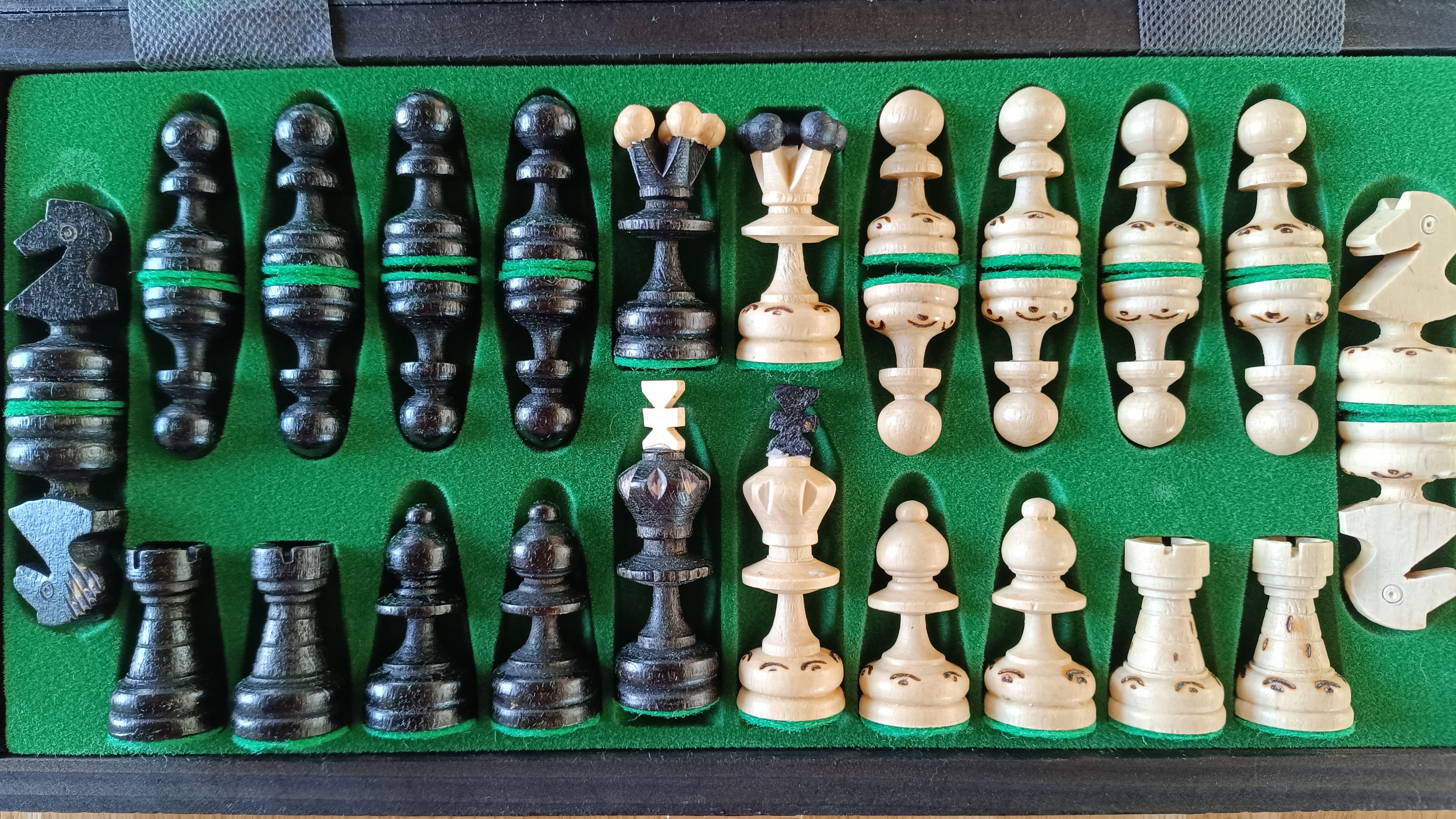 Jeu d'échecs PEARL Noir en bois de hêtre, de taille moyenne (36 x 36cm) - Ensemble Complet couleur noire - Jeu d'échecs PEARL Noir en bois de hêtre, de taille moyenne (36 x 36cm) - Ensemble Complet couleur noire