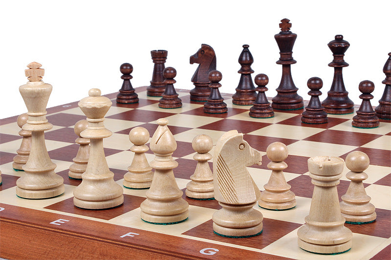 Jeu d'échecs DE TOURNOI No 6 en bois de charme avec l'échiquier en marqueterie de bois d'acajou et sycomore, de grande taille (54 x 54cm) - Ensemble Complet - Jeu d'échecs DE TOURNOI No 6 en bois de charme avec l'échiquier en marqueterie de bois d'acajou et sycomore, de grande taille (54 x 54cm) - Ensemble Complet