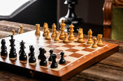 Jeu d'échecs de tournoi avec les pièces German Knight en bois de buis de taille 5 (48x48cm) - L'ensemble complet