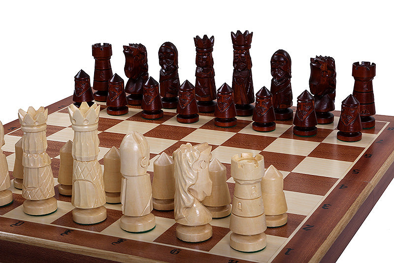 Jeu d'échecs en bois sculpté DU CHÂTEAU de grande taille (60 x 60 cm) avec l'échiquier en marqueterie de bois d'acajou et sycomore - Jeu d'échecs en bois sculpté DU CHÂTEAU de grande taille (60 x 60 cm) avec l'échiquier en marqueterie de bois d'acajou et sycomore