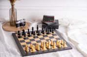 Échiquier noir avec coordonnées en marqueterie de bois de sycomore  + Pièces d'échecs Timeless Ebonized - Ensemble de taille 6