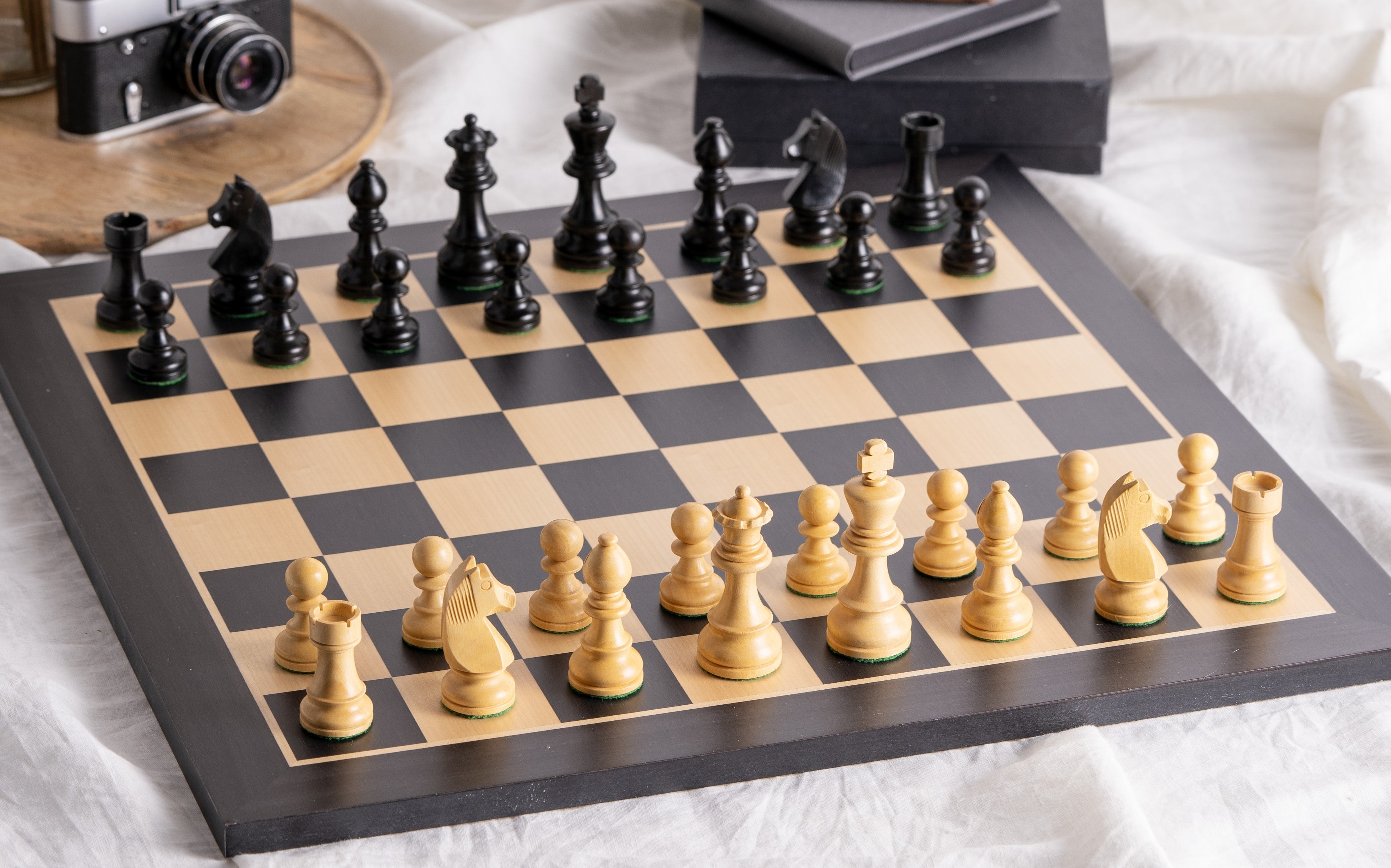 zestaw-szachowy-timeless-z-hebanizowana-szachownica-48x48cm-p101e35032black.jpg